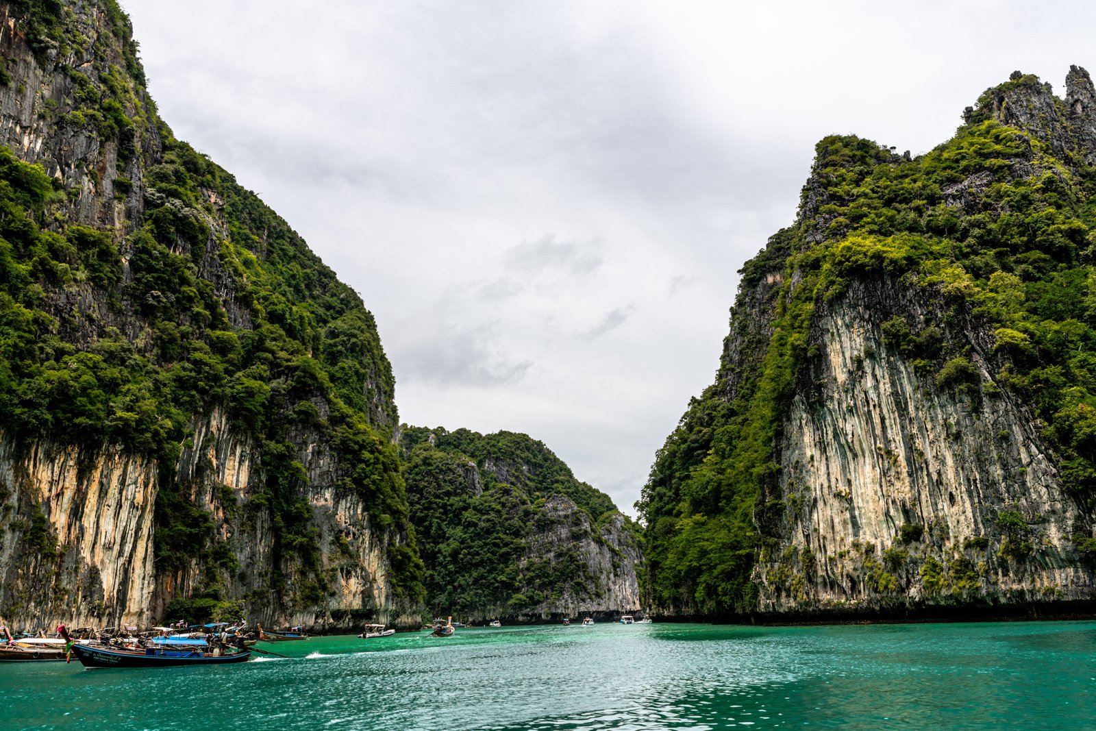 dazzling contrasts of Bangkok
